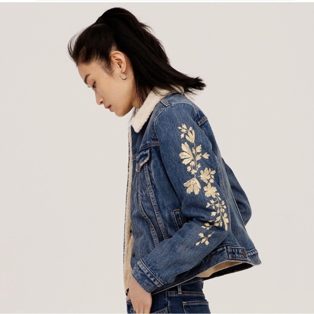 LEVI’S Denim Sherpa Ex-Boyfriend  Jacket Embroidered Gold Floral Extra Small NEW